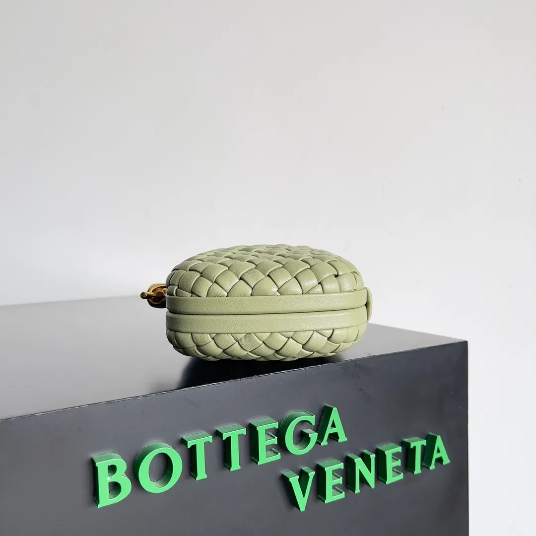 Batch 1860 BV Knot | The classic return of the evening bag. Original leather ➕ Stainless steel hardware ➕ 24k real gold plating ➕ Fully handmade. Those who know the history of our brand should have heard that the knot is a story of Bottega Veneta, and it is also one of the more important design elements. Matthieu Blazy's work this season sublimates Knot's classics, with a new knot design and a woven shoulder strap, plus Fouland Intreccio's weaving technology, adding some fashion to the retro and nostalgic feel of the past. Style number: 717622 Size: 20.5*6*12.5